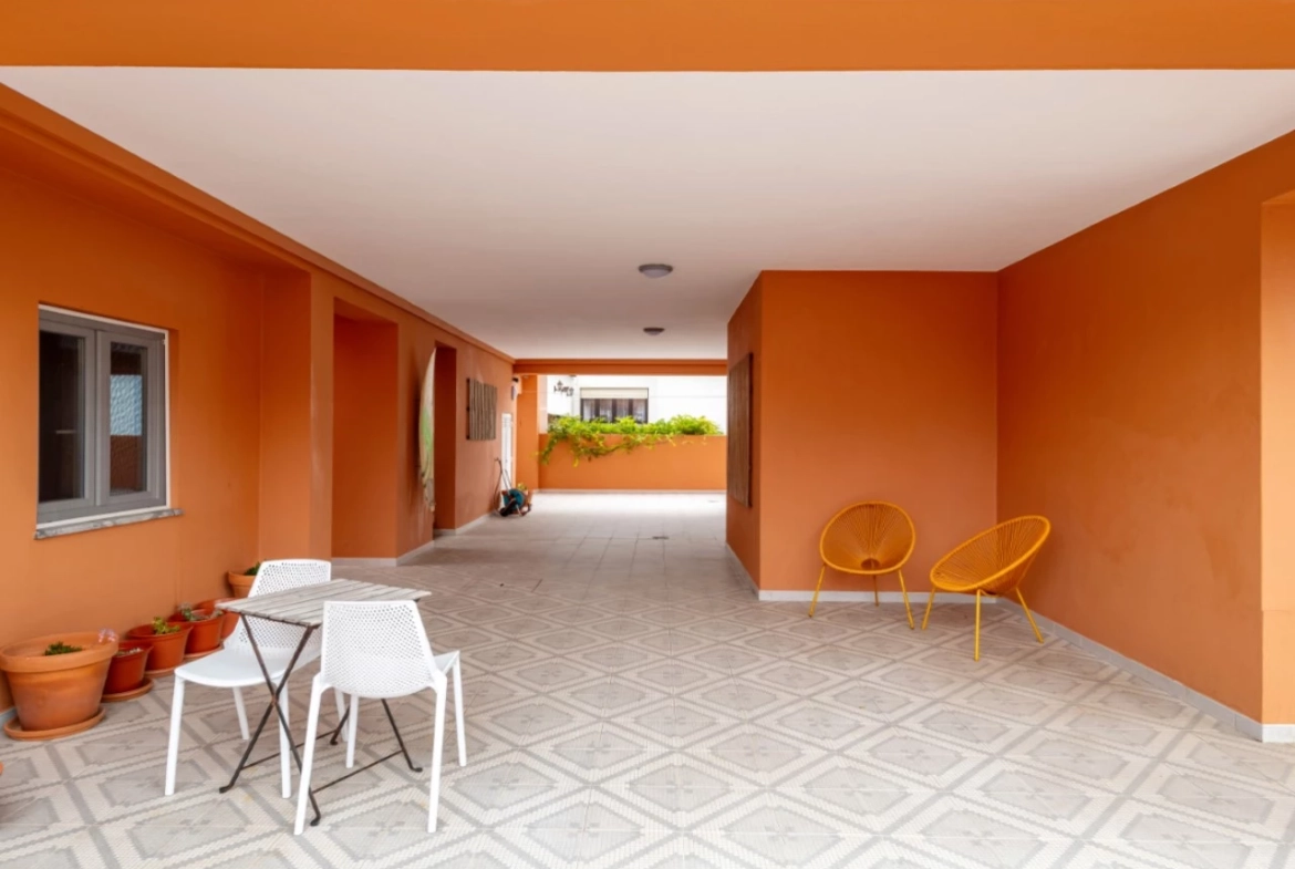 Moradia dividida em 4 apartamentos, ideal para alojamento local a 100m da praia