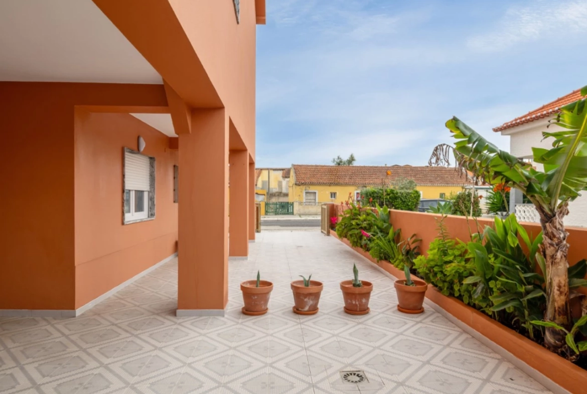 Moradia dividida em 4 apartamentos, ideal para alojamento local a 100m da praia