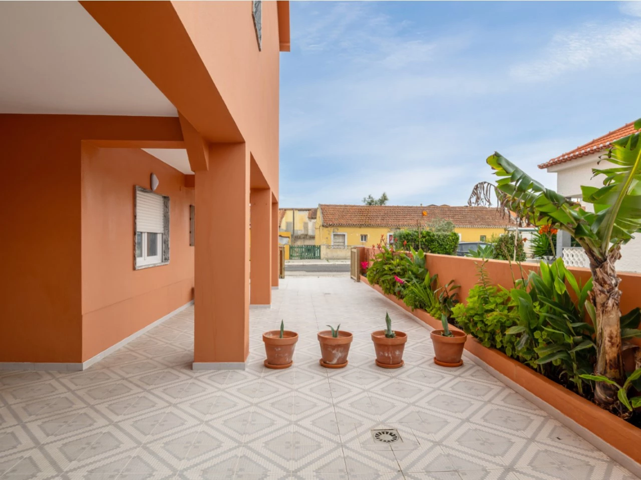 ID90107f01-0000-0500-0000-0000135dd5ef.jpg Moradia dividida em 4 apartamentos, ideal para alojamento local a 100m da praia