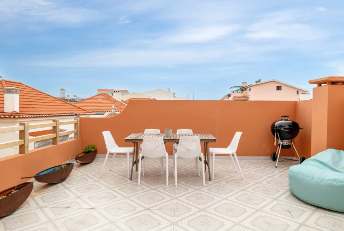 Moradia dividida em 4 apartamentos, ideal para alojamento local a 100m da praia