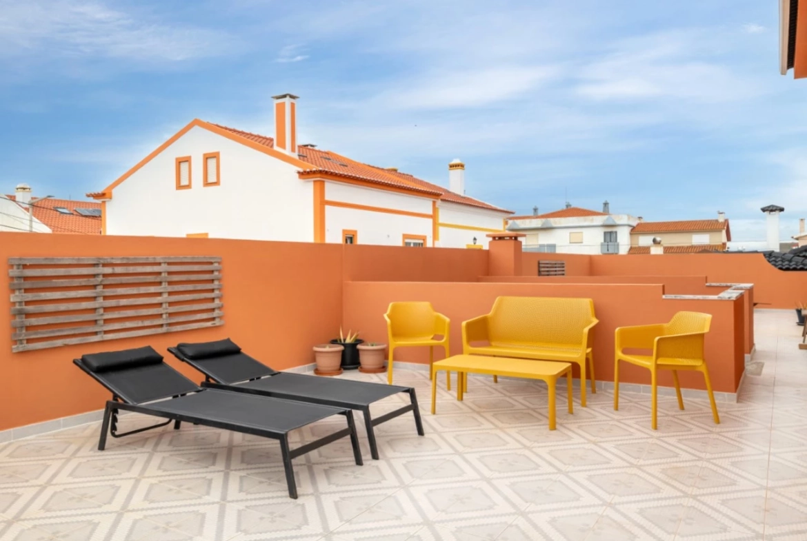 Moradia dividida em 4 apartamentos, ideal para alojamento local a 100m da praia