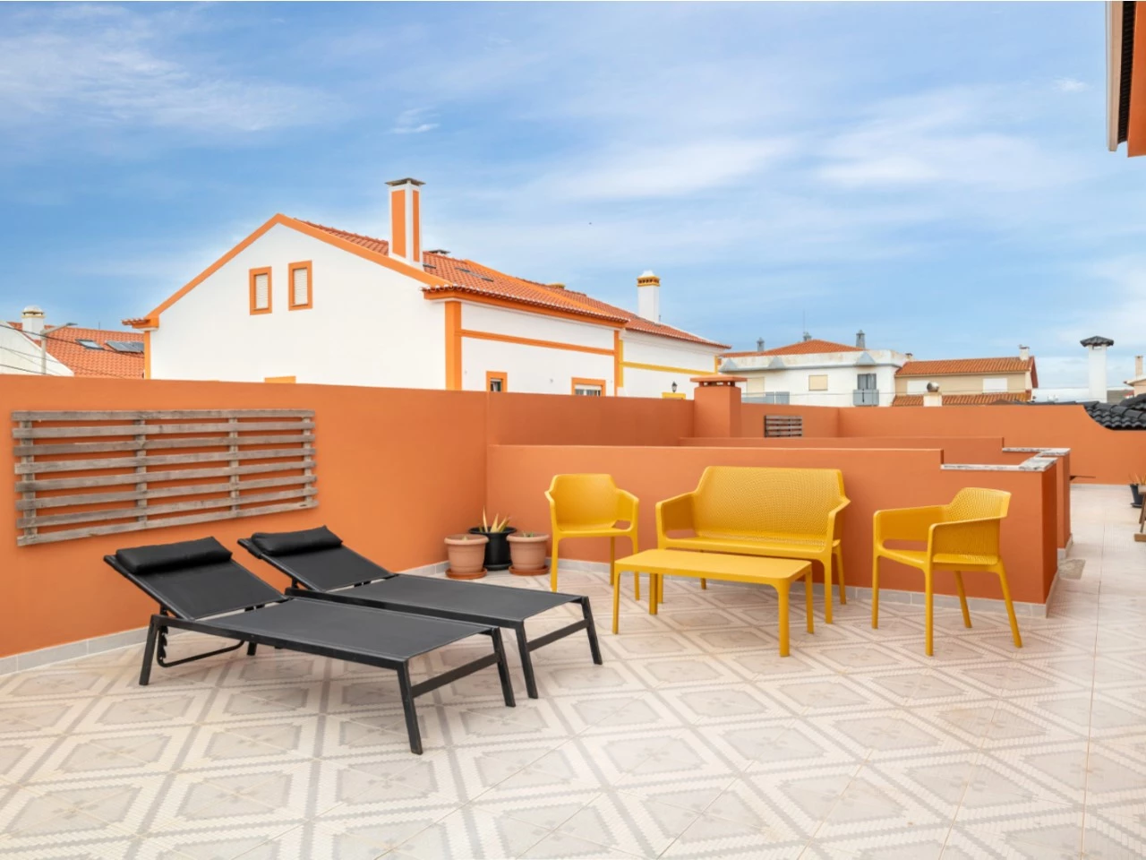 ID90107f01-0000-0500-0000-0000135dd5f2.jpg Moradia dividida em 4 apartamentos, ideal para alojamento local a 100m da praia