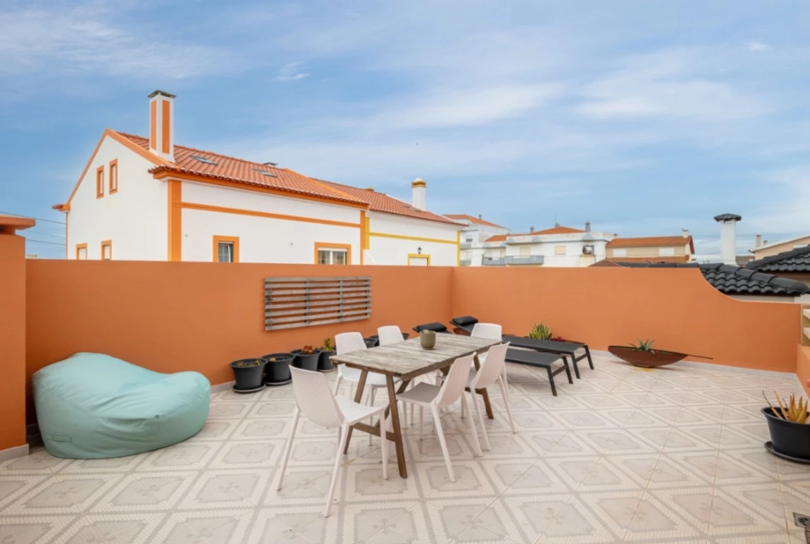 Moradia dividida em 4 apartamentos, ideal para alojamento local a 100m da praia