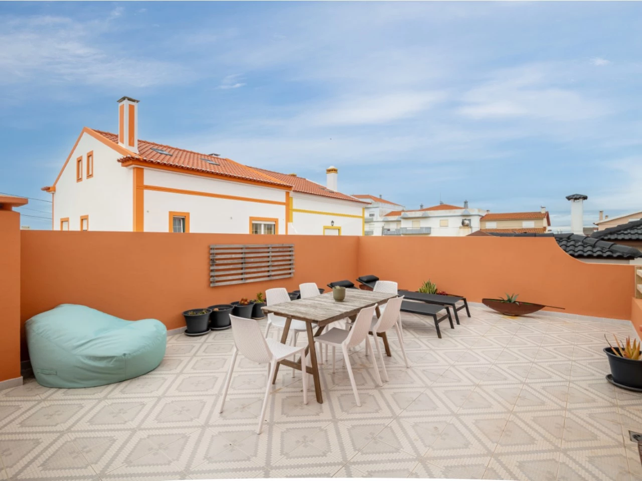ID90107f01-0000-0500-0000-0000135dd5f3.jpg Moradia dividida em 4 apartamentos, ideal para alojamento local a 100m da praia