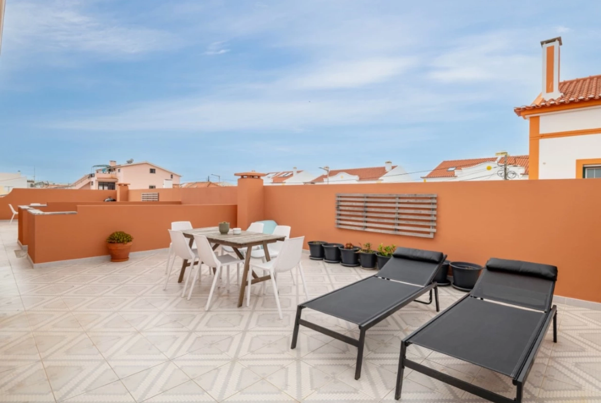Moradia dividida em 4 apartamentos, ideal para alojamento local a 100m da praia