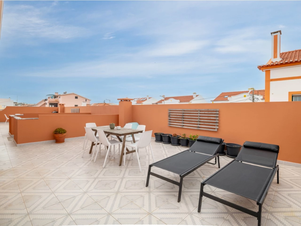 ID90107f01-0000-0500-0000-0000135dd5f5.jpg Moradia dividida em 4 apartamentos, ideal para alojamento local a 100m da praia
