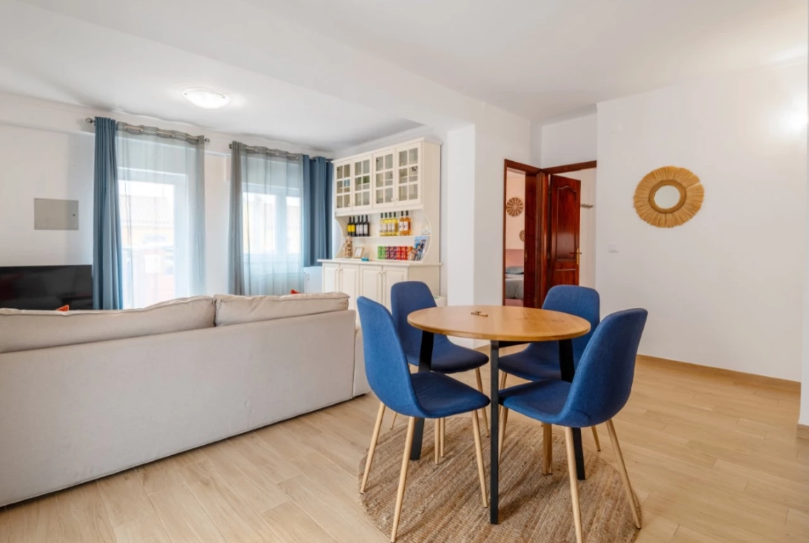 Moradia dividida em 4 apartamentos, ideal para alojamento local a 100m da praia