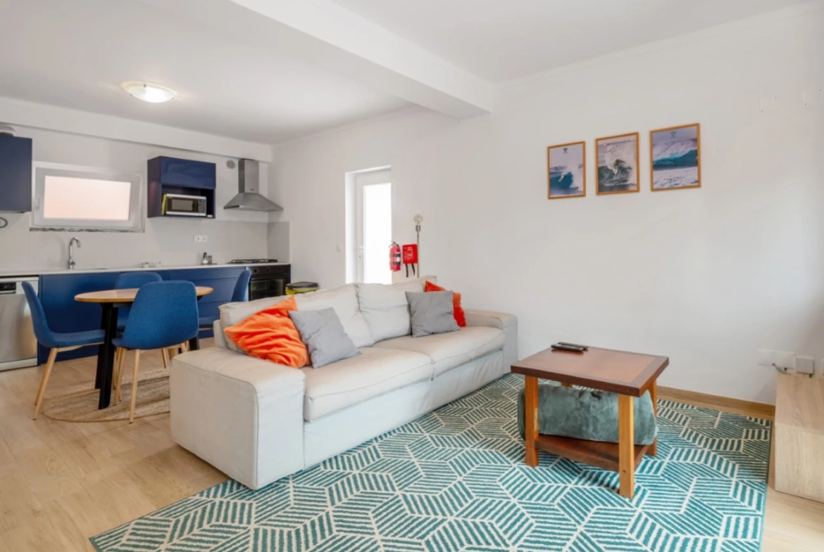 Moradia dividida em 4 apartamentos, ideal para alojamento local a 100m da praia