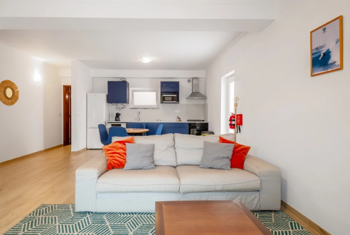 Moradia dividida em 4 apartamentos, ideal para alojamento local a 100m da praia