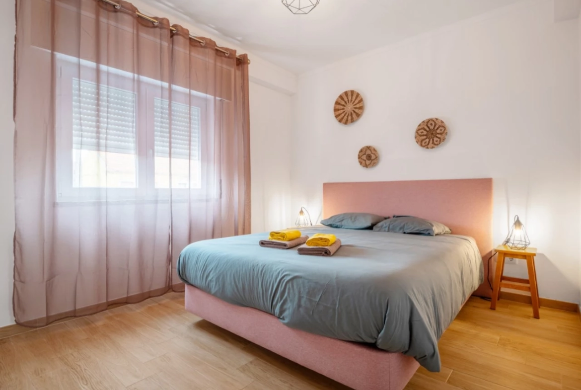 Moradia dividida em 4 apartamentos, ideal para alojamento local a 100m da praia