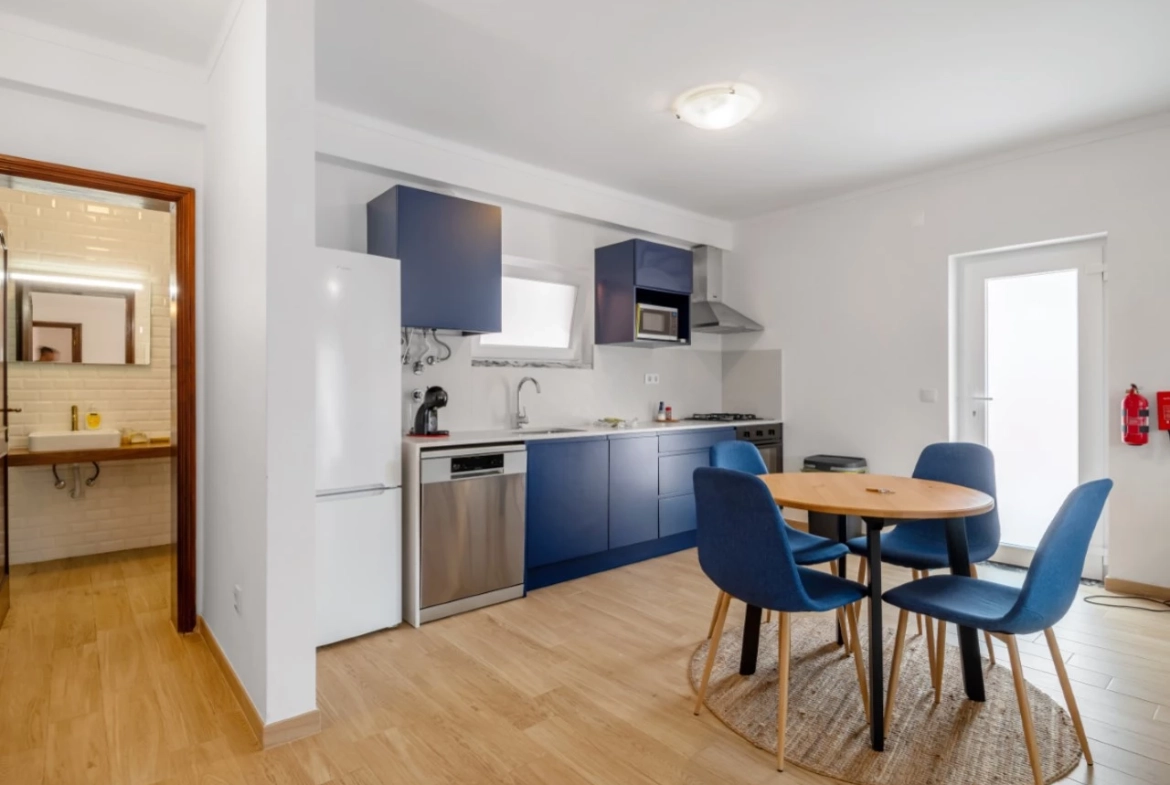 Moradia dividida em 4 apartamentos, ideal para alojamento local a 100m da praia