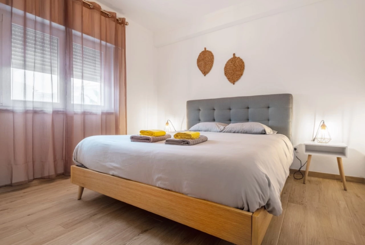 Moradia dividida em 4 apartamentos, ideal para alojamento local a 100m da praia