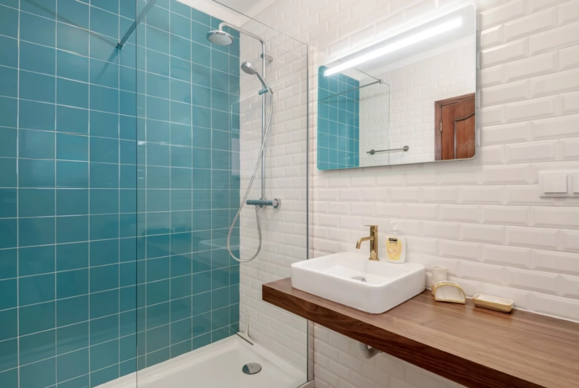 Moradia dividida em 4 apartamentos, ideal para alojamento local a 100m da praia