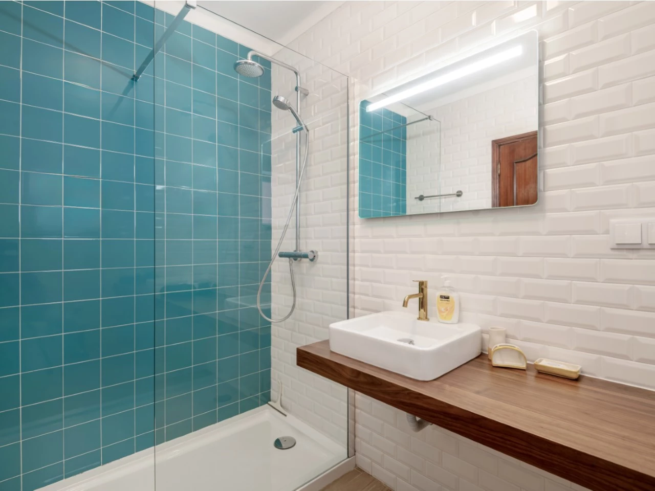 ID90107f01-0000-0500-0000-0000135dd5fd.jpg Moradia dividida em 4 apartamentos, ideal para alojamento local a 100m da praia