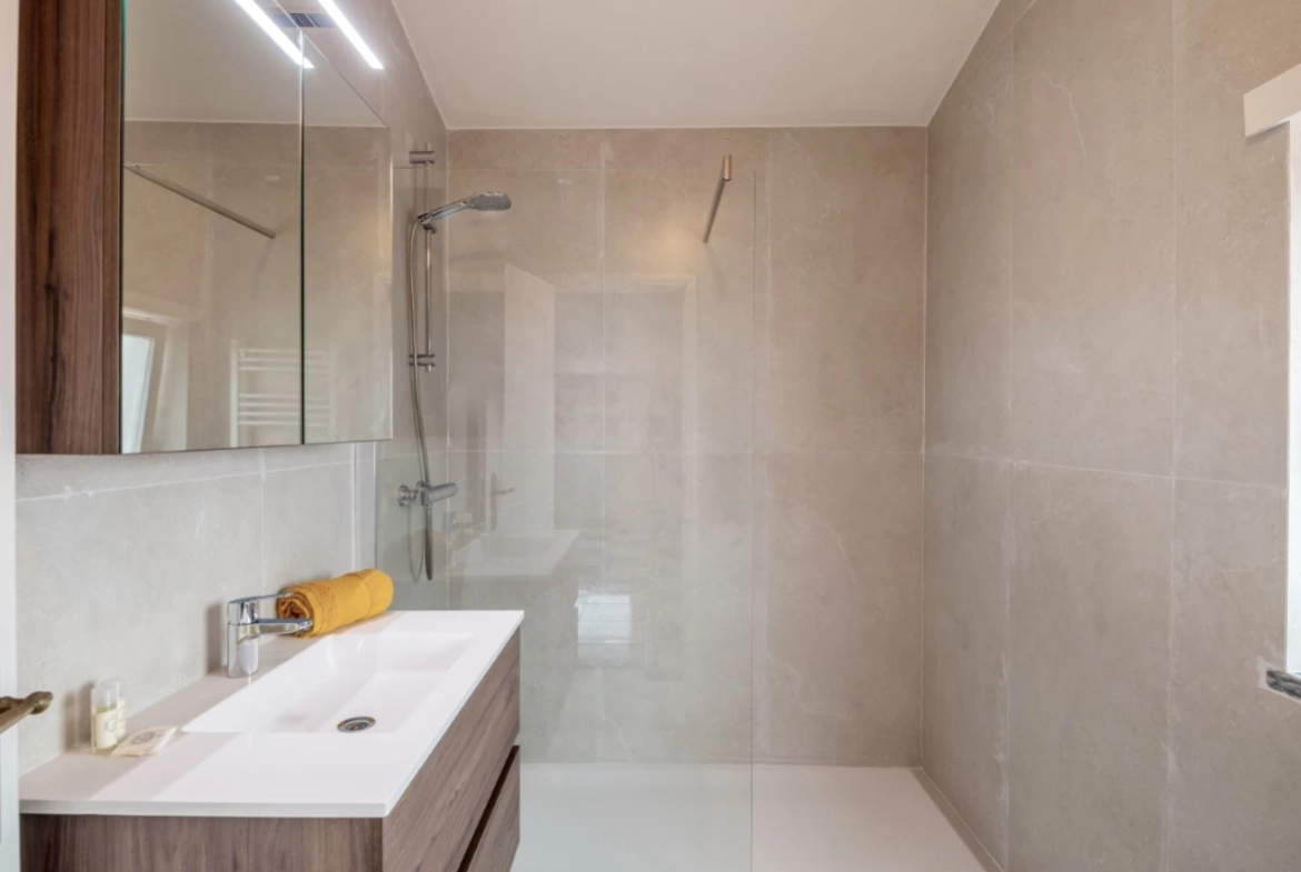 Moradia dividida em 4 apartamentos, ideal para alojamento local a 100m da praia