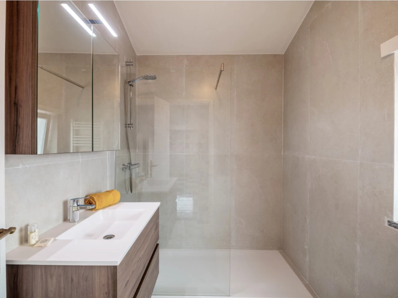 ID90107f01-0000-0500-0000-0000135dd601.jpg Moradia dividida em 4 apartamentos, ideal para alojamento local a 100m da praia