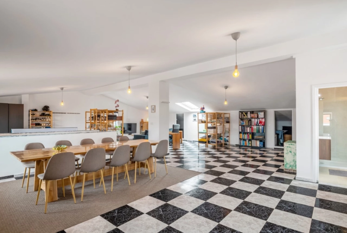 Moradia dividida em 4 apartamentos, ideal para alojamento local a 100m da praia