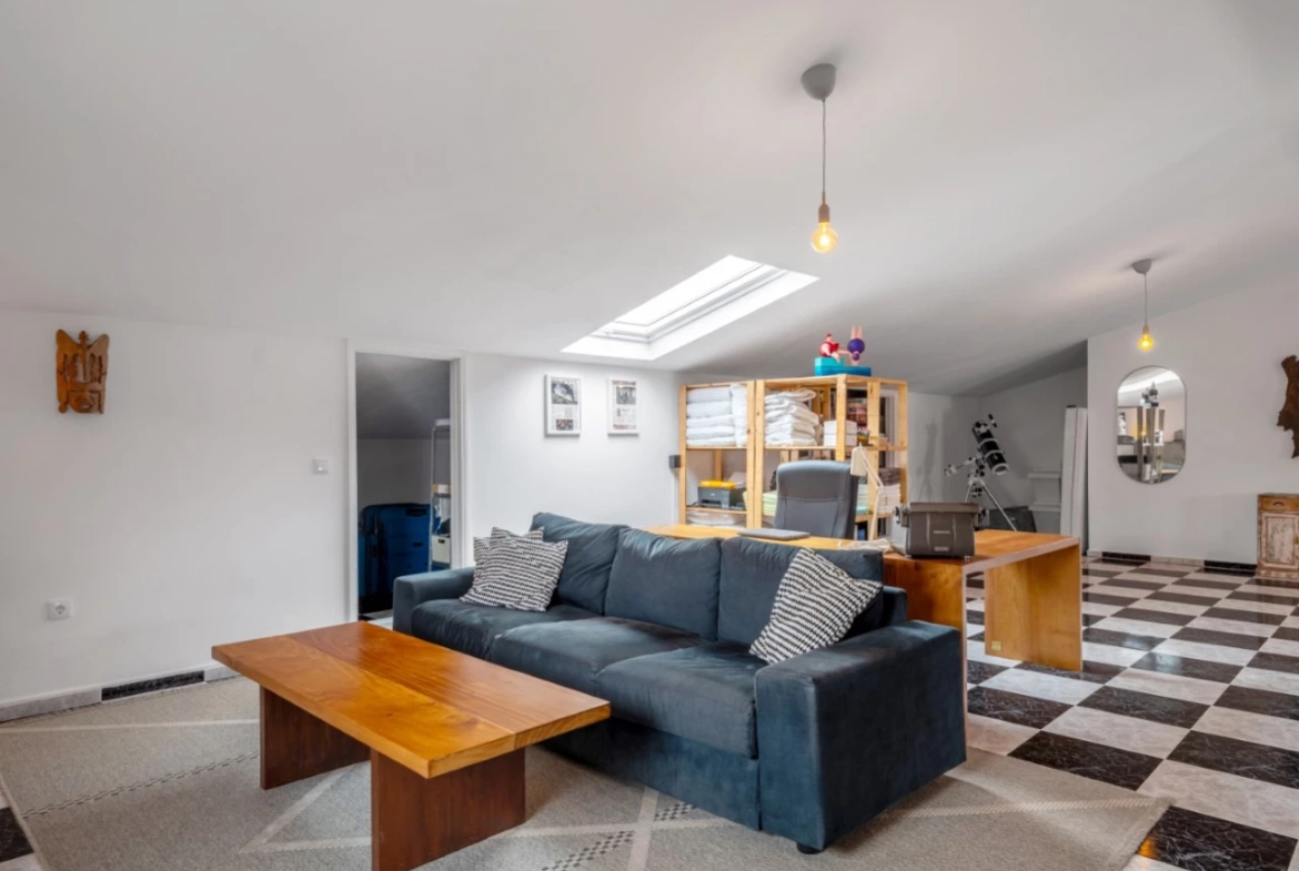 Moradia dividida em 4 apartamentos, ideal para alojamento local a 100m da praia