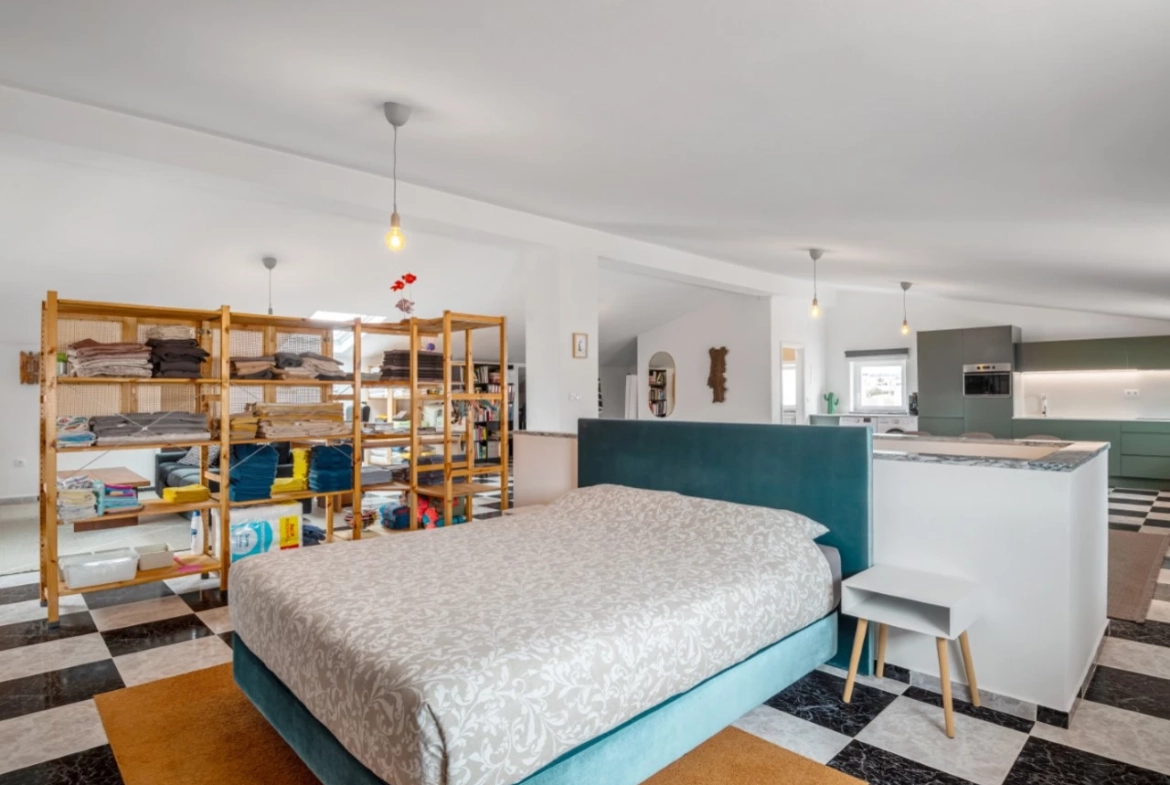 Moradia dividida em 4 apartamentos, ideal para alojamento local a 100m da praia