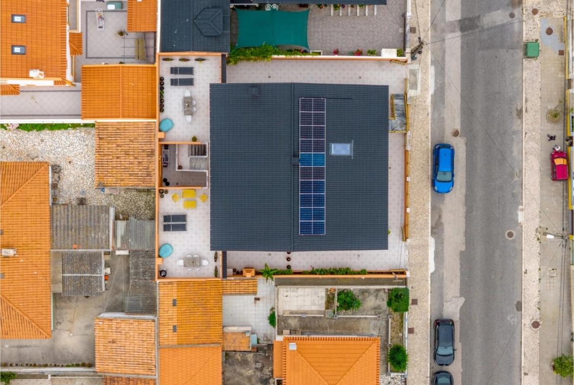 Moradia dividida em 4 apartamentos, ideal para alojamento local a 100m da praia