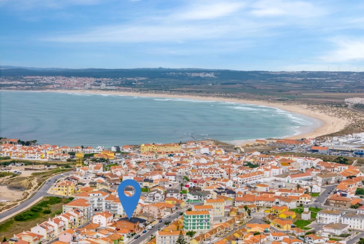 Moradia dividida em 4 apartamentos, ideal para alojamento local a 100m da praia