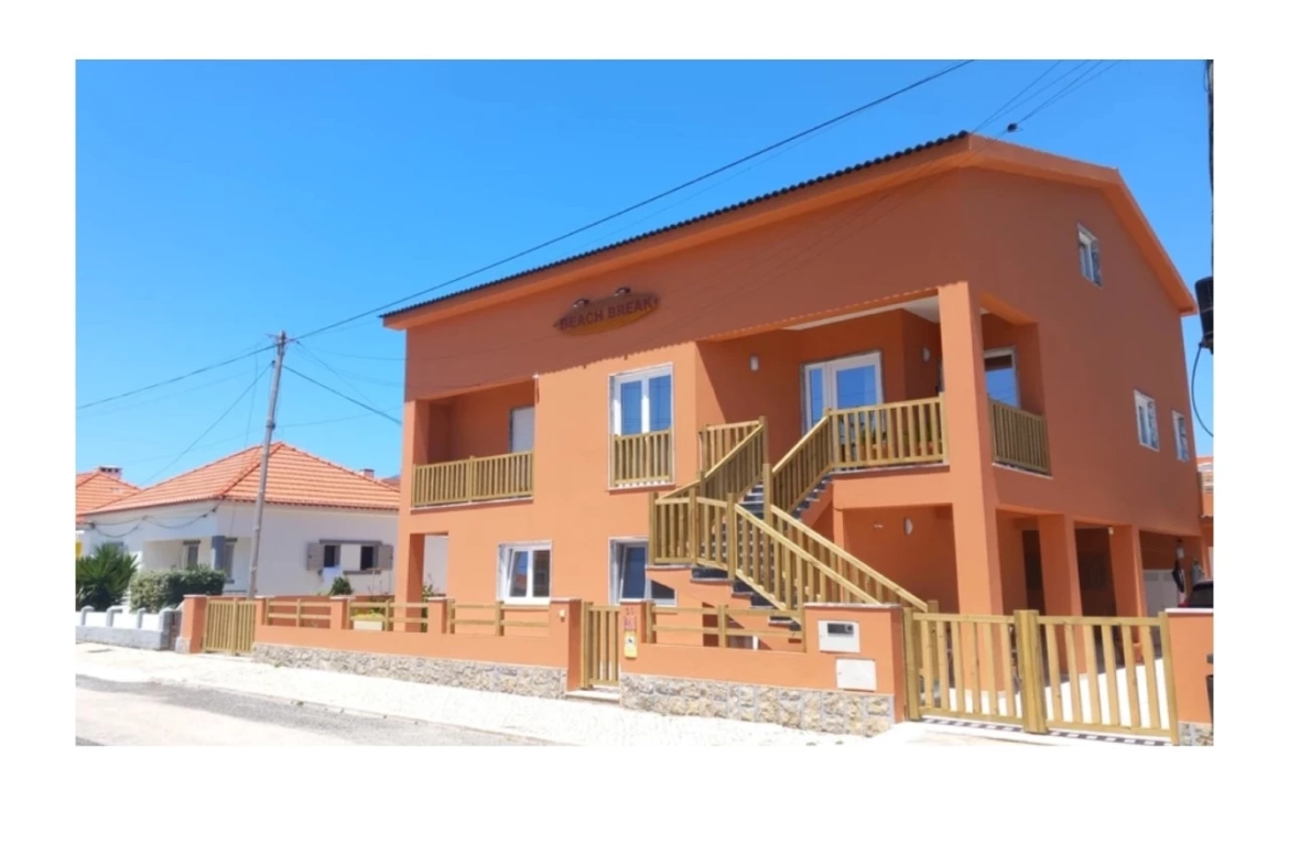 Moradia dividida em 4 apartamentos, ideal para alojamento local a 100m da praia