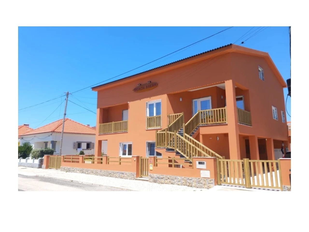 ID90107f01-0000-0500-0000-00001360303a.jpg Moradia dividida em 4 apartamentos, ideal para alojamento local a 100m da praia