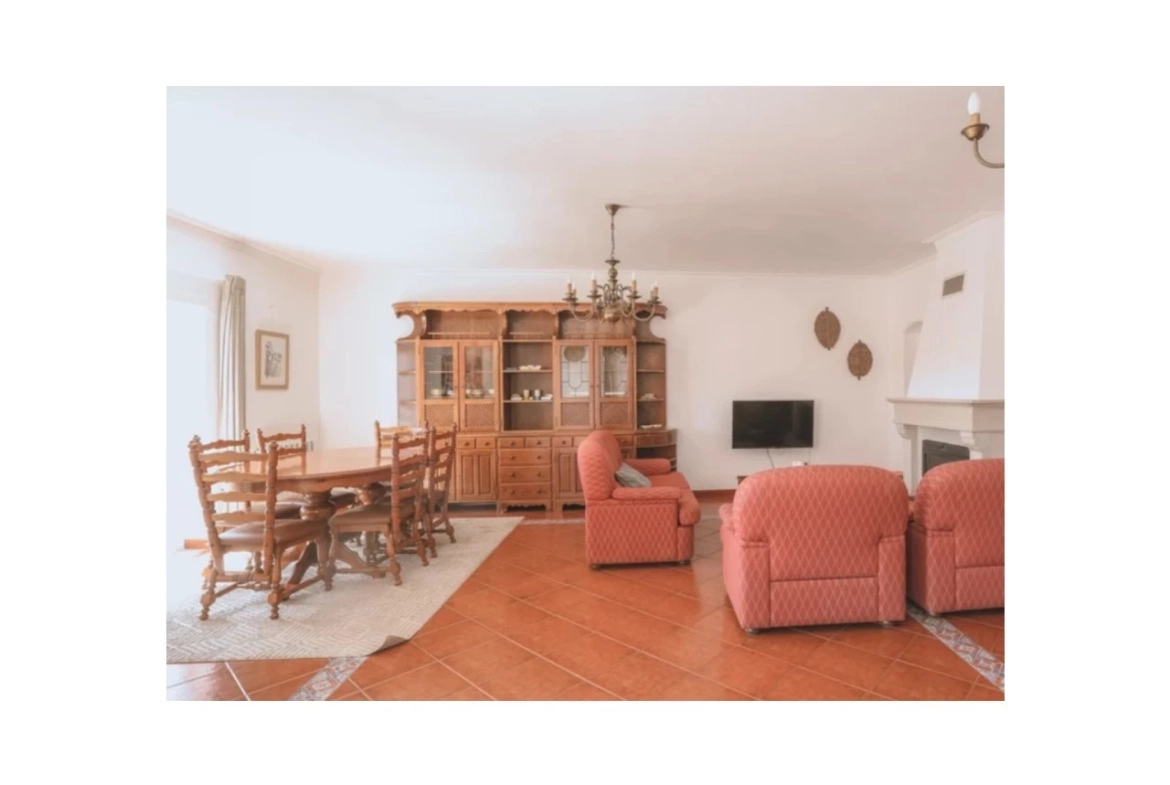 Moradia dividida em 4 apartamentos, ideal para alojamento local a 100m da praia
