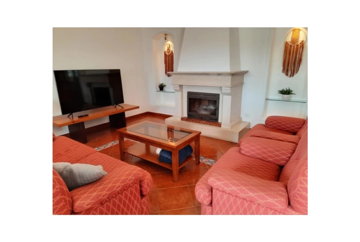 Moradia dividida em 4 apartamentos, ideal para alojamento local a 100m da praia