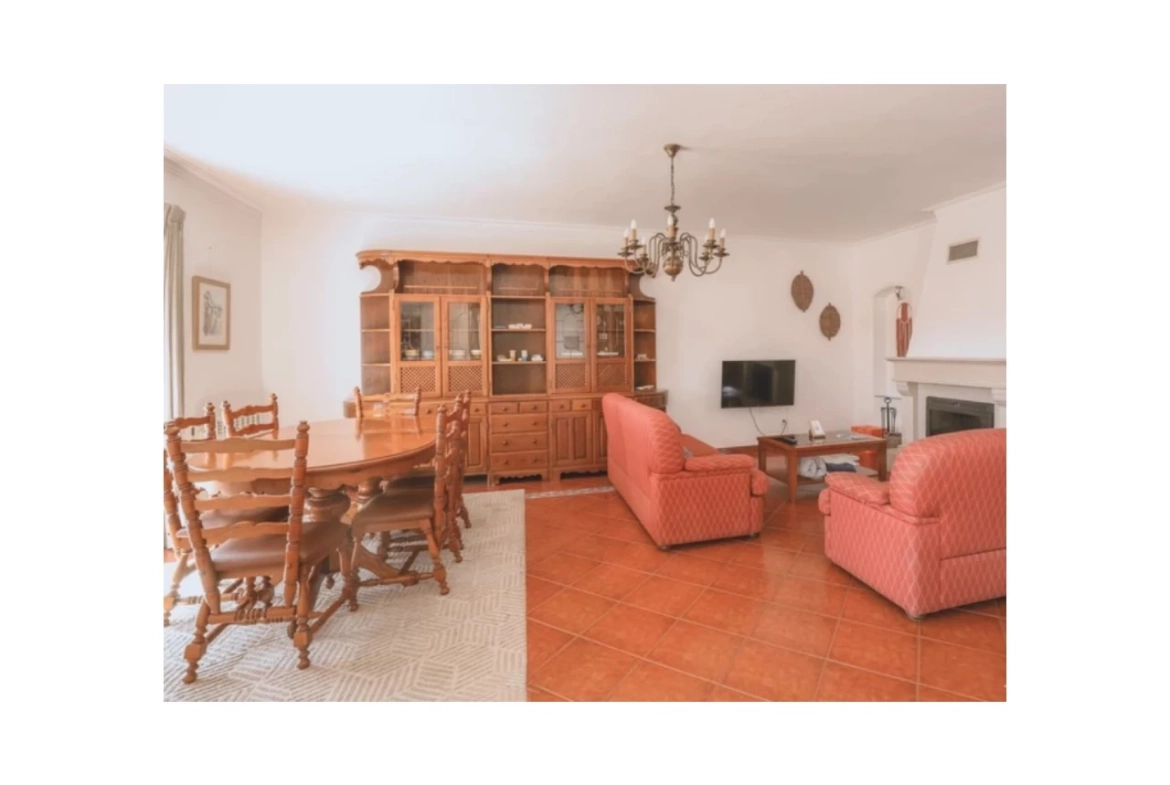 Moradia dividida em 4 apartamentos, ideal para alojamento local a 100m da praia