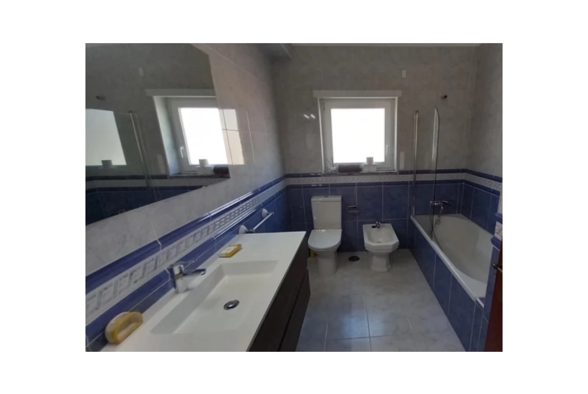 Moradia dividida em 4 apartamentos, ideal para alojamento local a 100m da praia