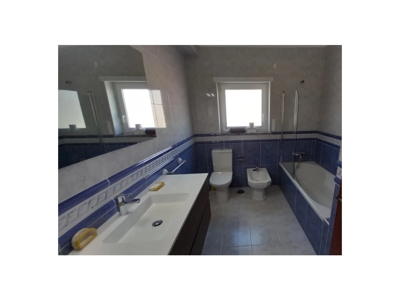 ID90107f01-0000-0500-0000-000013603040.jpg Moradia dividida em 4 apartamentos, ideal para alojamento local a 100m da praia