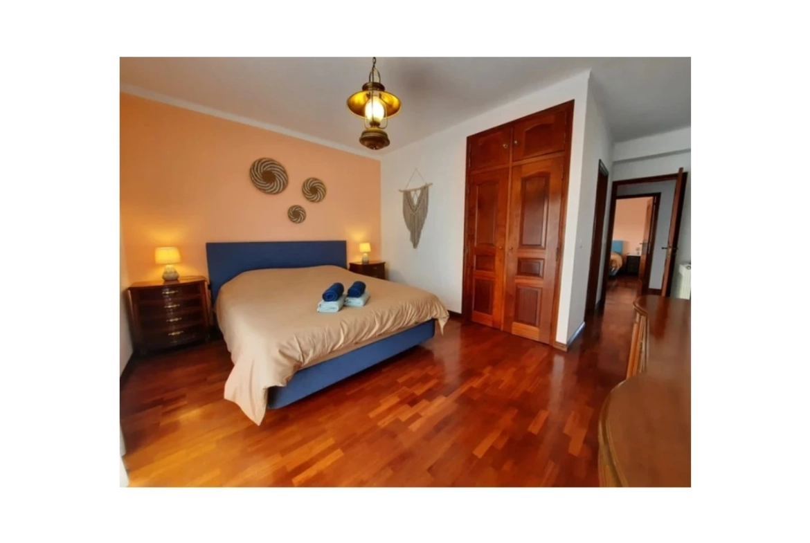 Moradia dividida em 4 apartamentos, ideal para alojamento local a 100m da praia