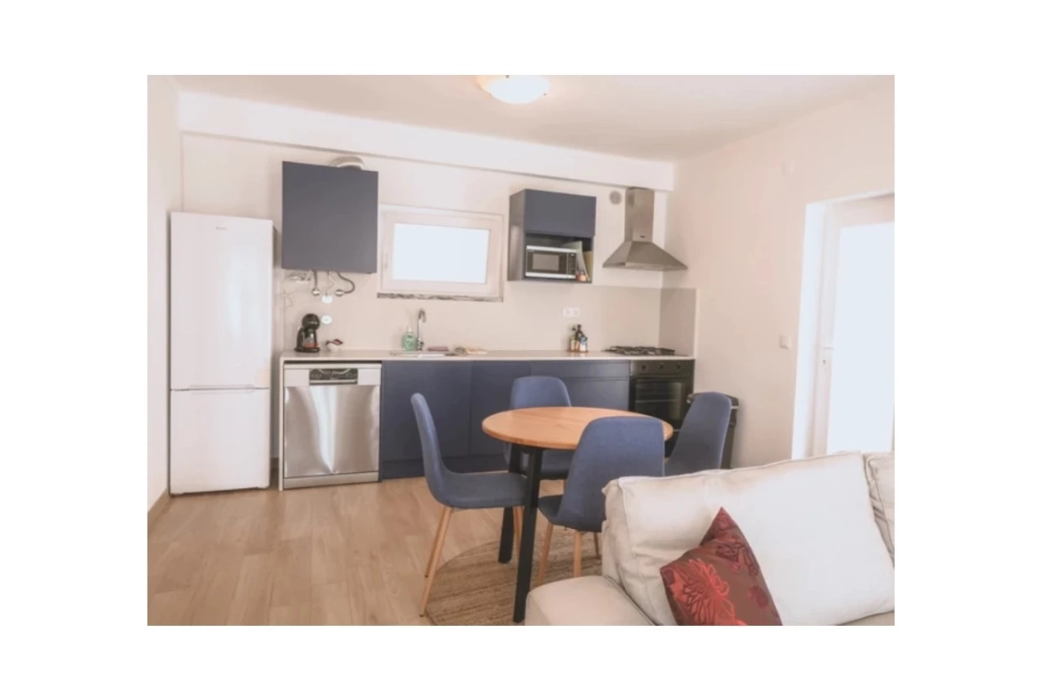 Moradia dividida em 4 apartamentos, ideal para alojamento local a 100m da praia