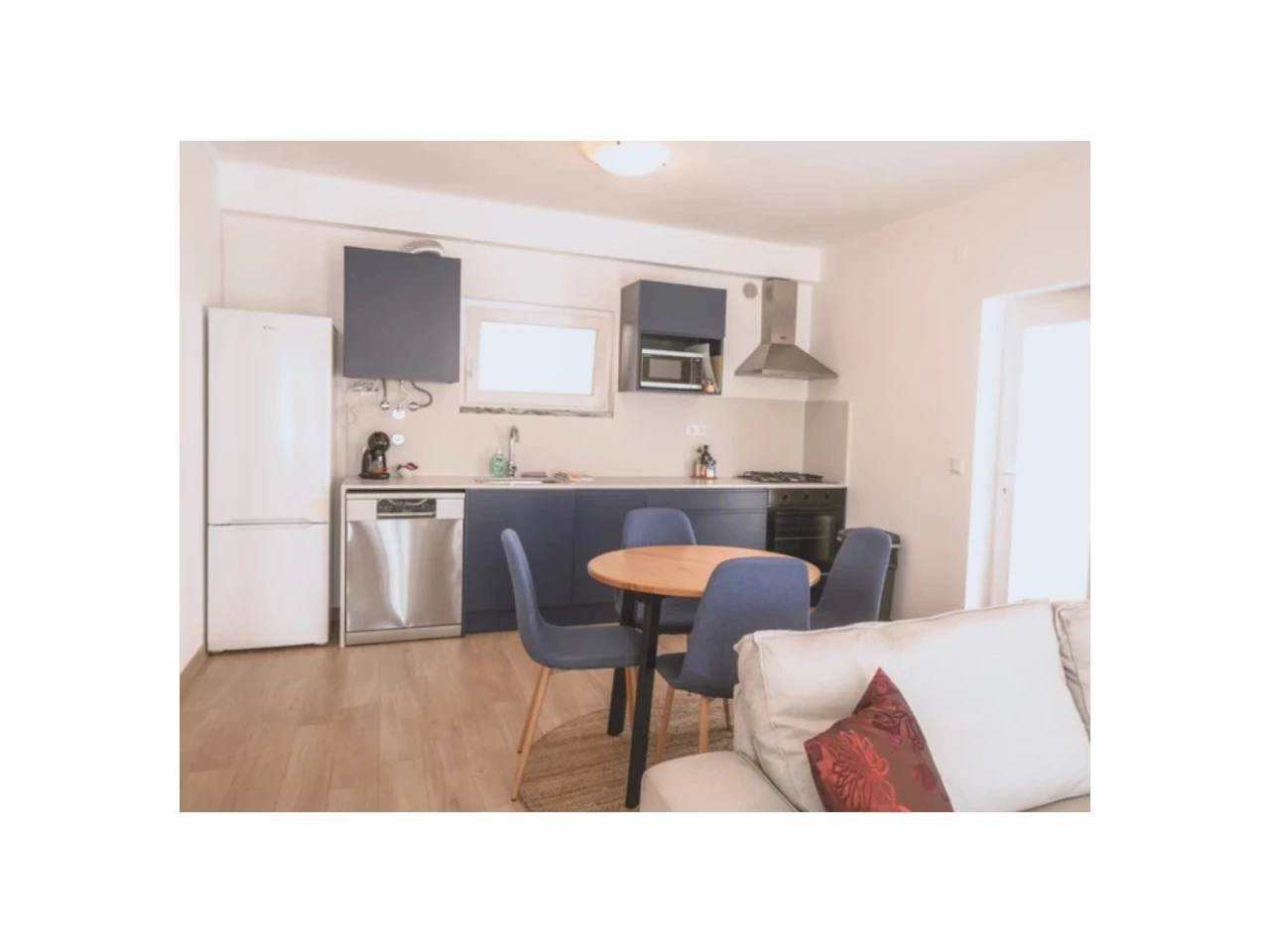 ID90107f01-0000-0500-0000-000013603045.jpg Moradia dividida em 4 apartamentos, ideal para alojamento local a 100m da praia