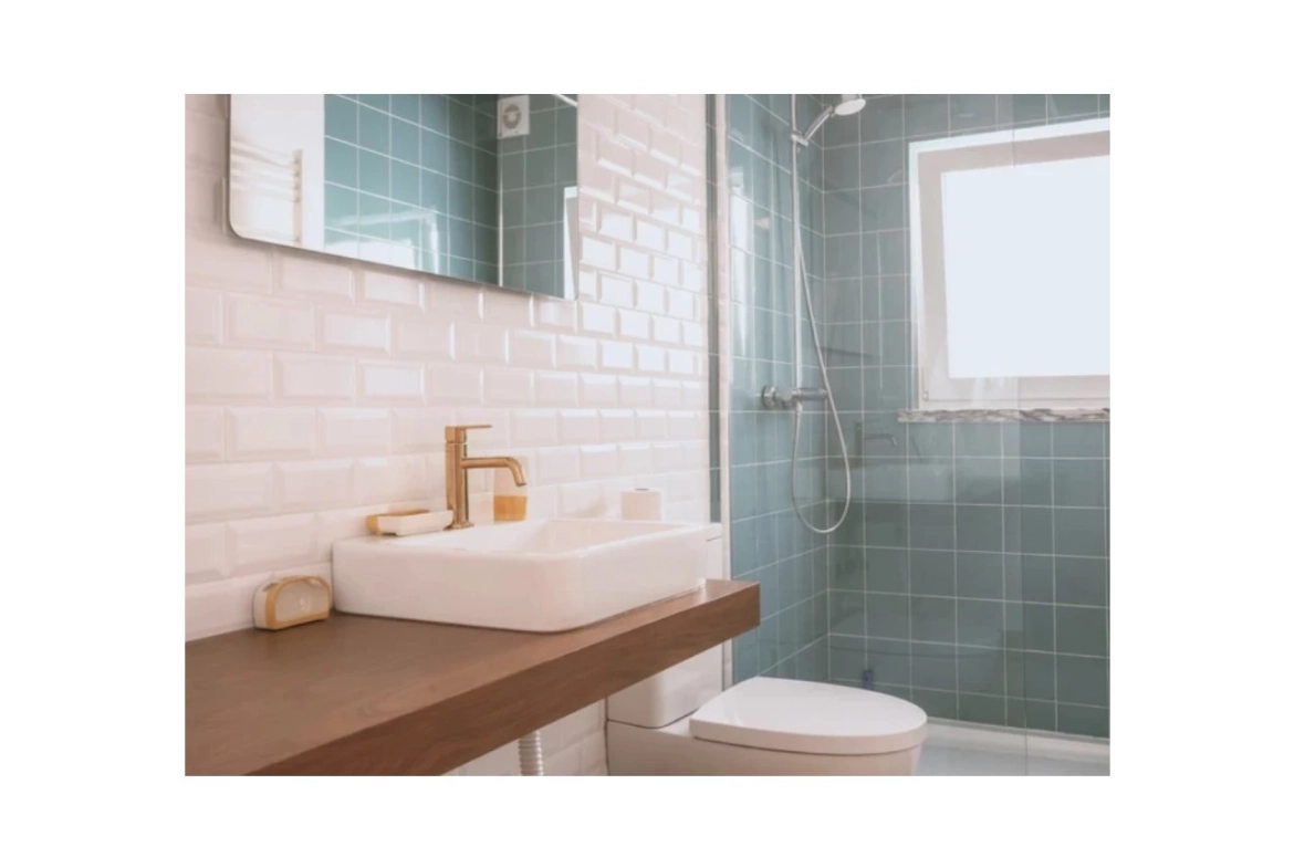 Moradia dividida em 4 apartamentos, ideal para alojamento local a 100m da praia