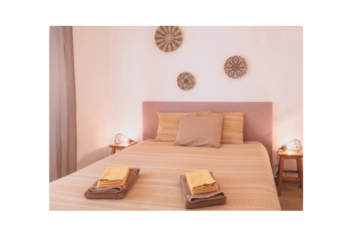 Moradia dividida em 4 apartamentos, ideal para alojamento local a 100m da praia