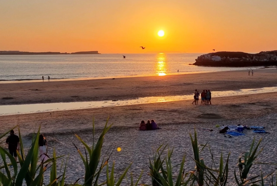 Moradia dividida em 4 apartamentos, ideal para alojamento local a 100m da praia