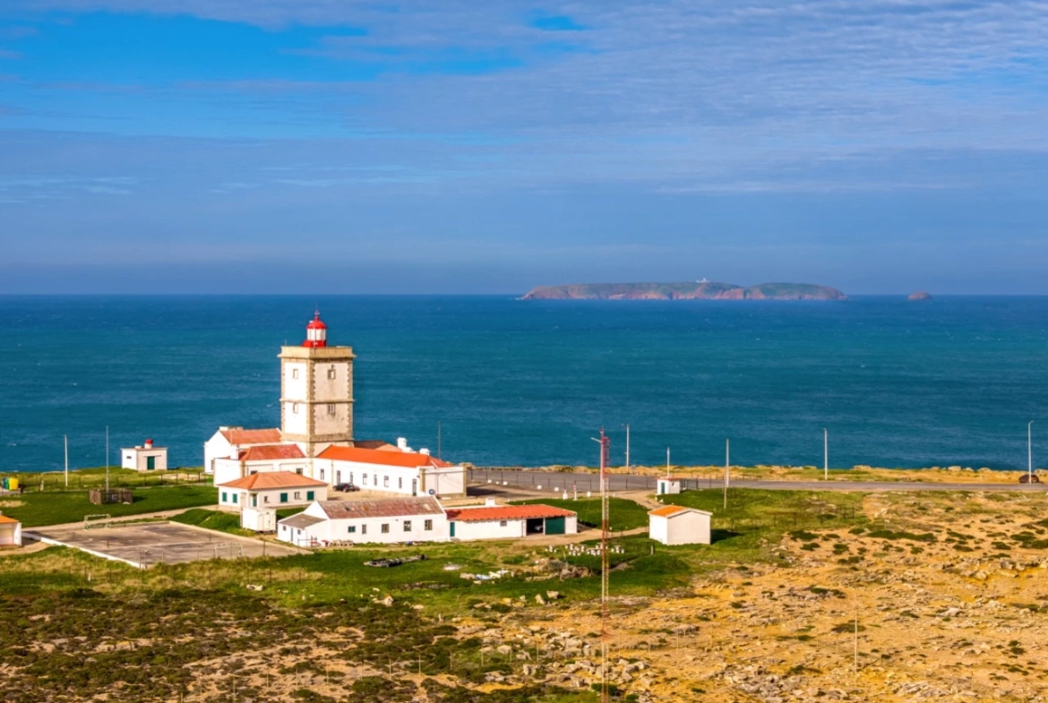 Moradia dividida em 4 apartamentos, ideal para alojamento local a 100m da praia