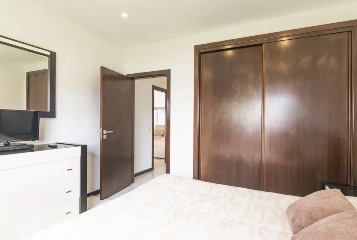 Moradia moderna num terreno de quase 4000m2 e a apenas 5 minutos das praias