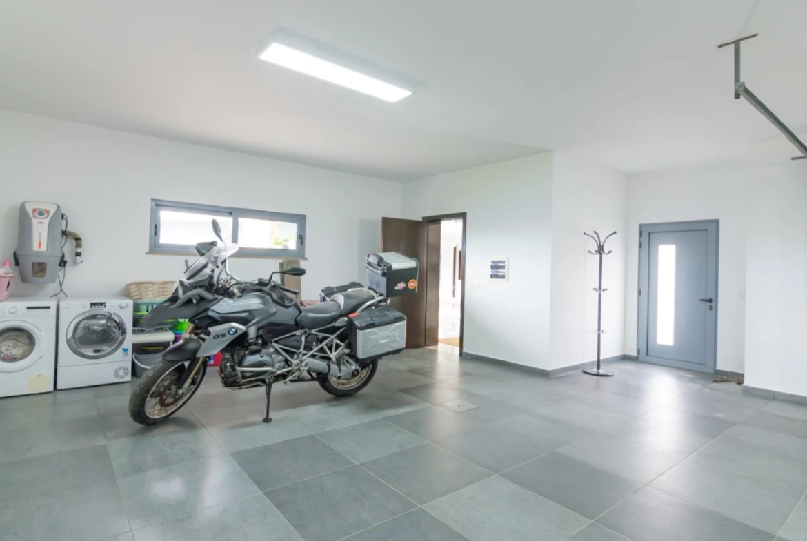 Moradia moderna num terreno de quase 4000m2 e a apenas 5 minutos das praias