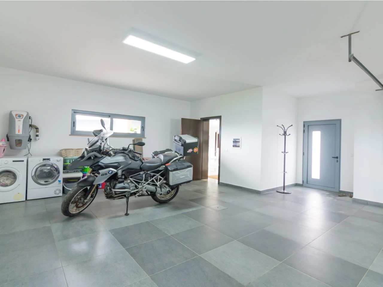 ID99957e01-0000-0500-0000-0000134e16ad.jpg Moradia moderna num terreno de quase 4000m2 e a apenas 5 minutos das praias