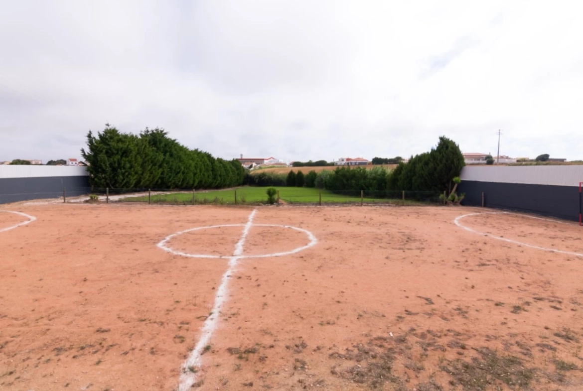 Moradia moderna num terreno de quase 4000m2 e a apenas 5 minutos das praias
