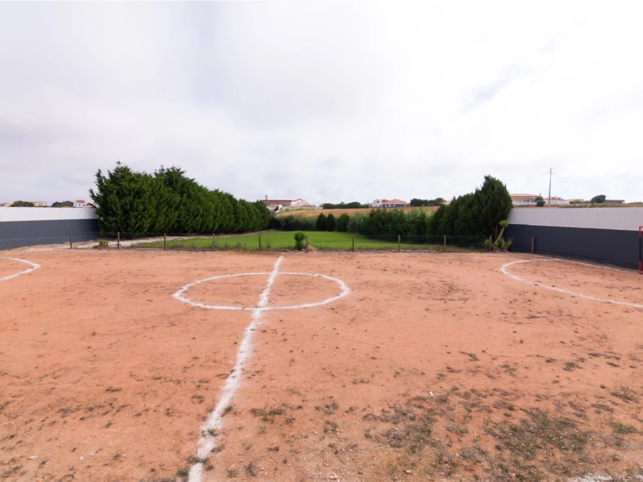 ID99957e01-0000-0500-0000-0000134e16b1.jpg Moradia moderna num terreno de quase 4000m2 e a apenas 5 minutos das praias