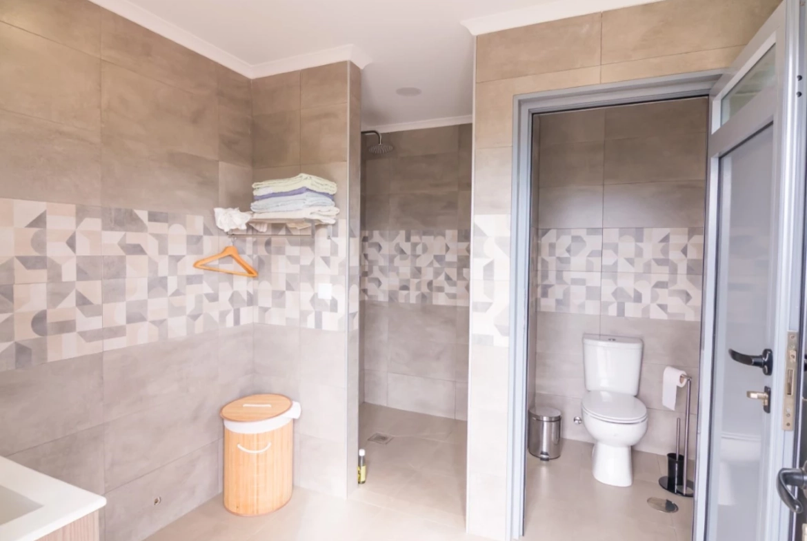 Moradia moderna num terreno de quase 4000m2 e a apenas 5 minutos das praias