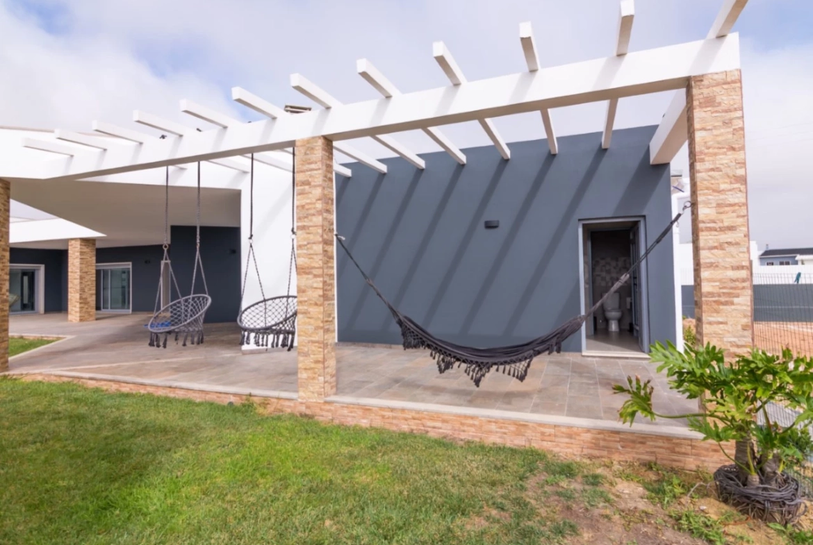 Moradia moderna num terreno de quase 4000m2 e a apenas 5 minutos das praias
