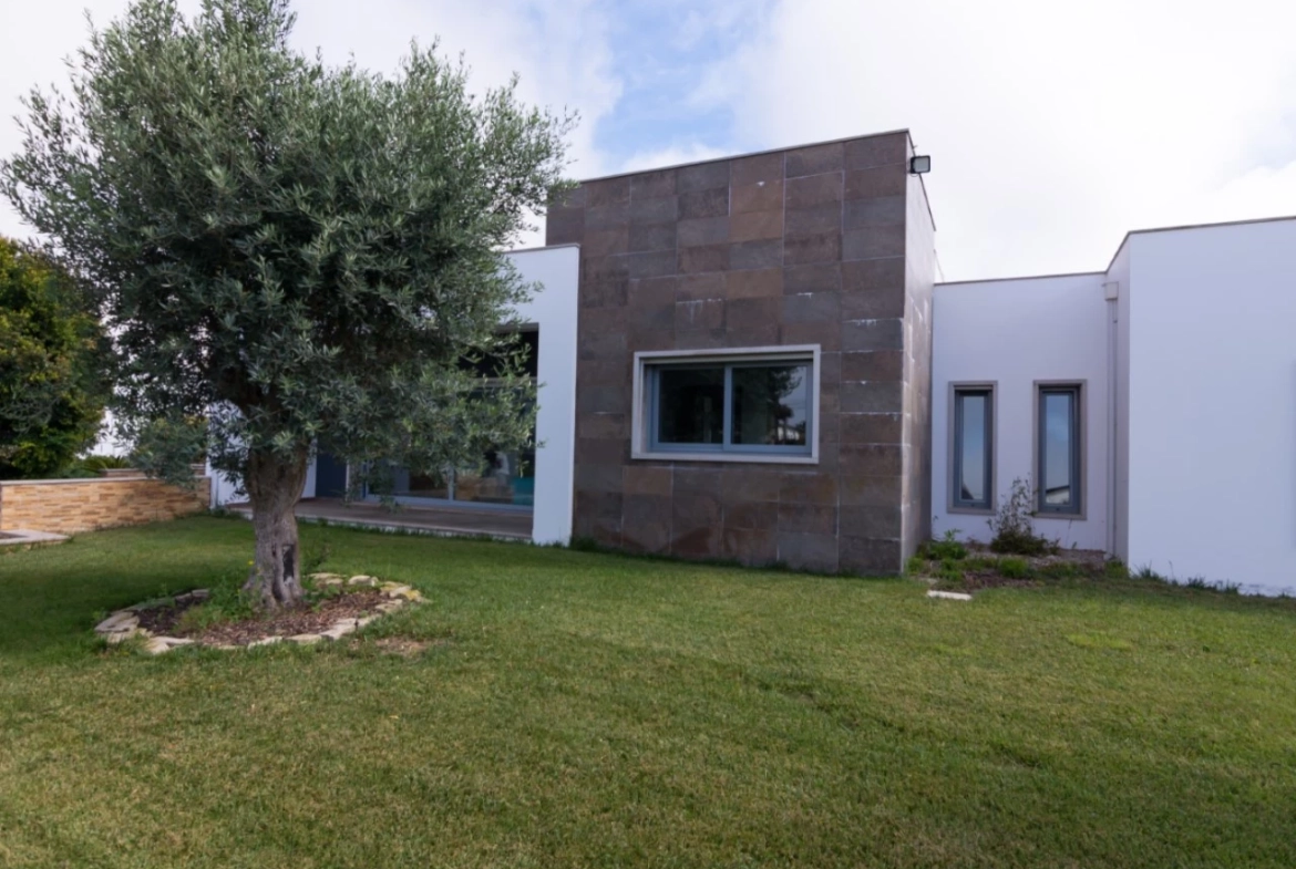 Moradia moderna num terreno de quase 4000m2 e a apenas 5 minutos das praias