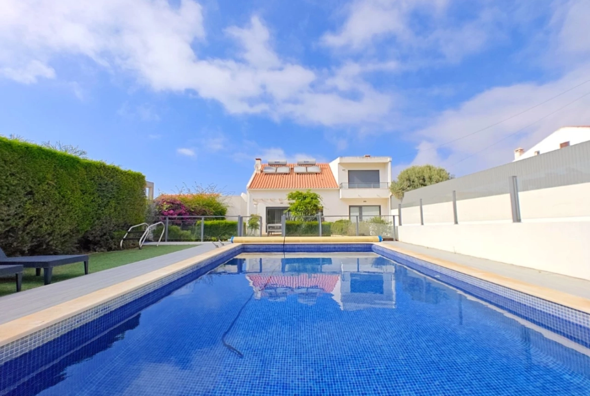 Excelente oportunidade: Imóvel de quatro apartamentos independentes junto a praia