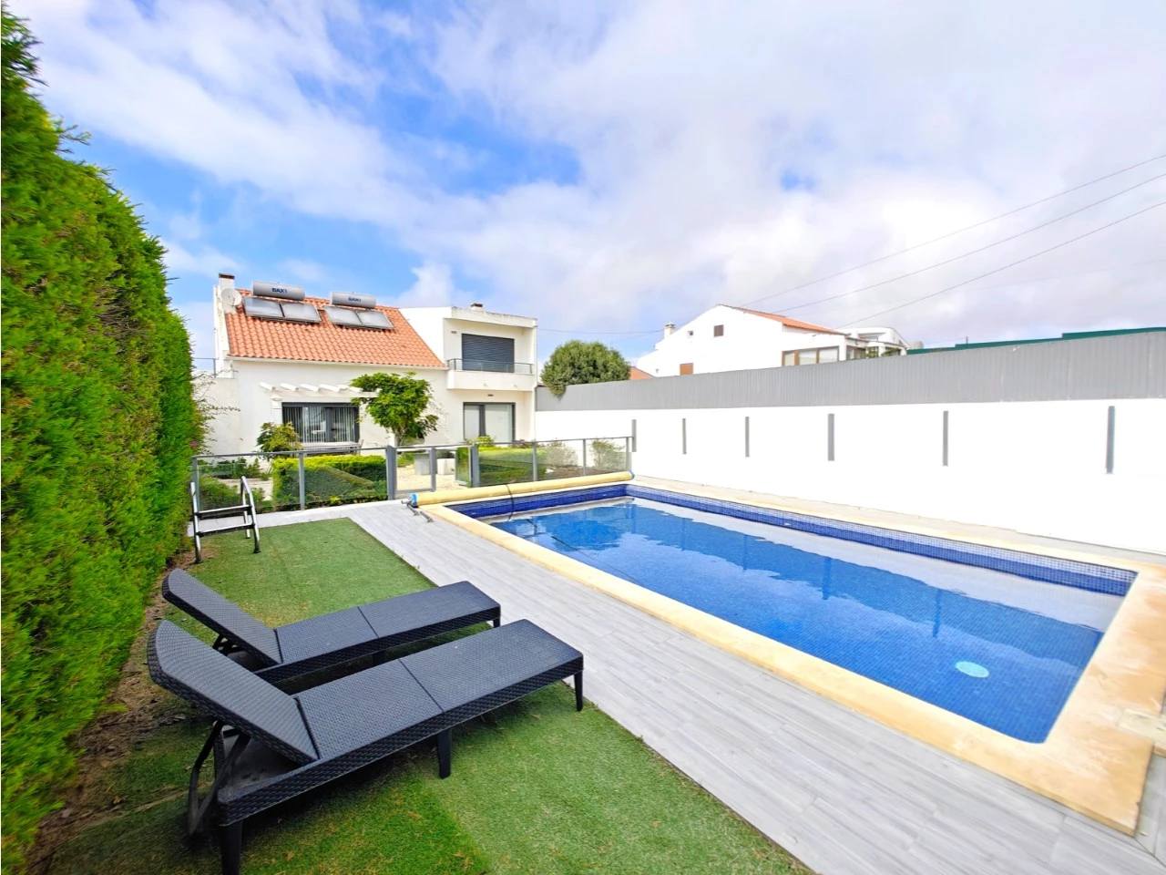 IDae53a601-0000-0500-0000-00001683d46b.jpg (1) Excelente oportunidade: Imóvel de quatro apartamentos independentes junto a praia