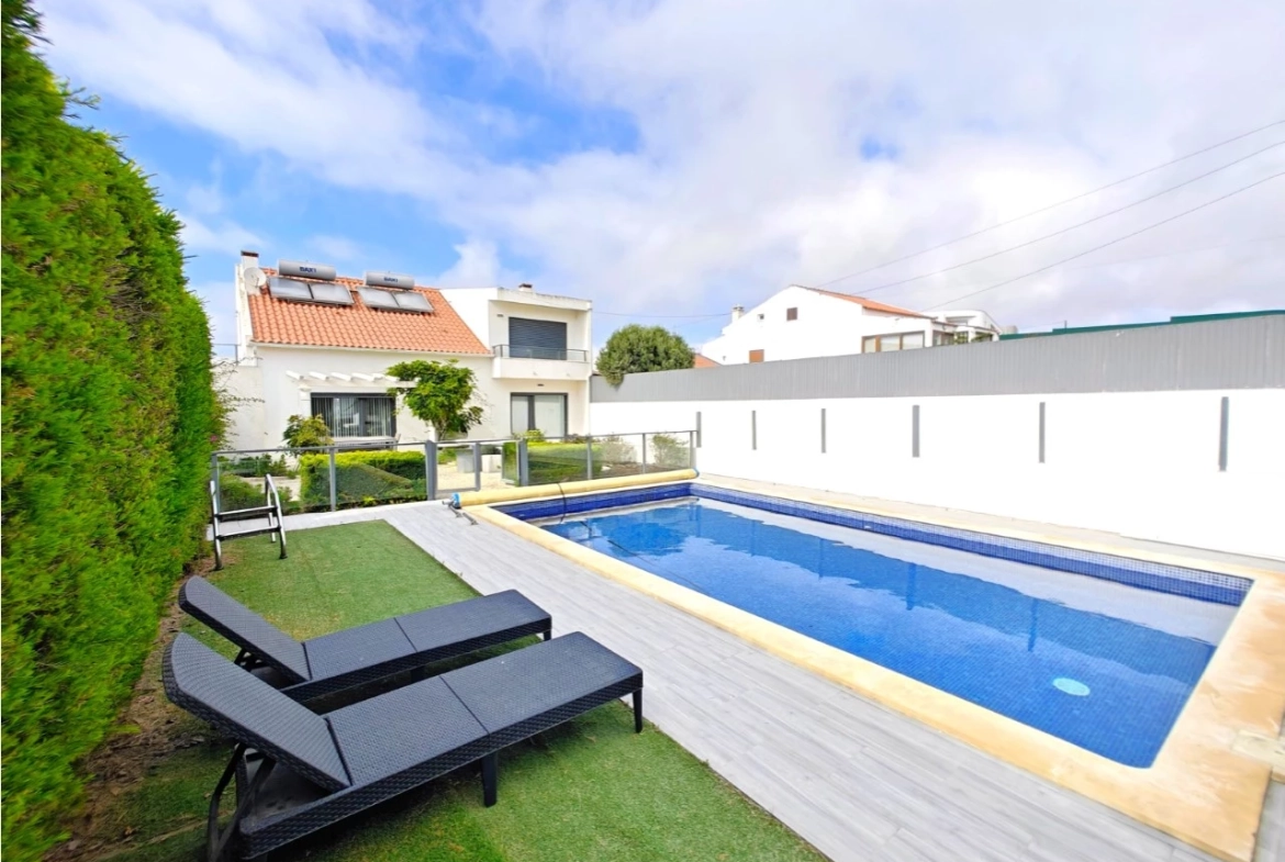 Excelente oportunidade: Imóvel de quatro apartamentos independentes junto a praia